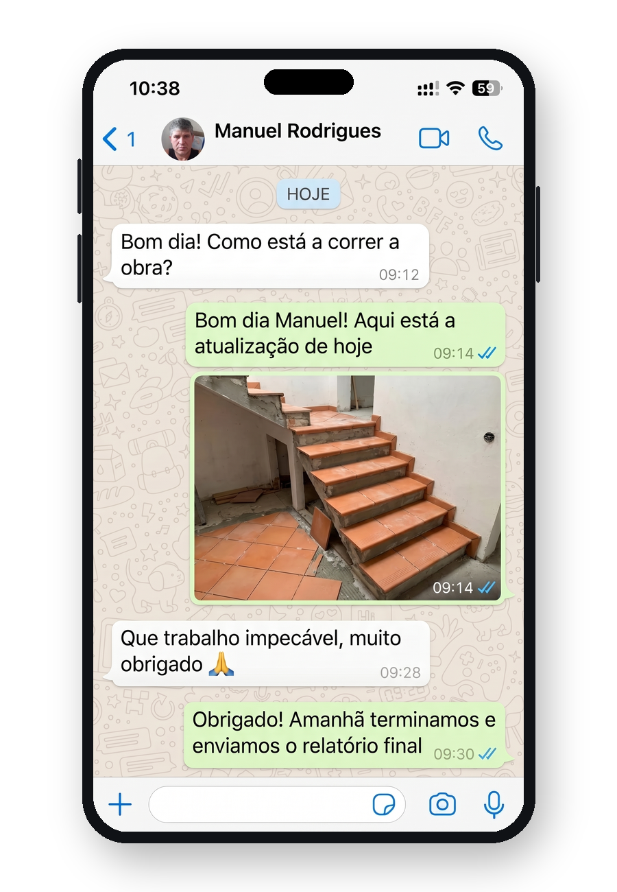 Telemóvel a mostrar conversa de WhatsApp com fotos da obra