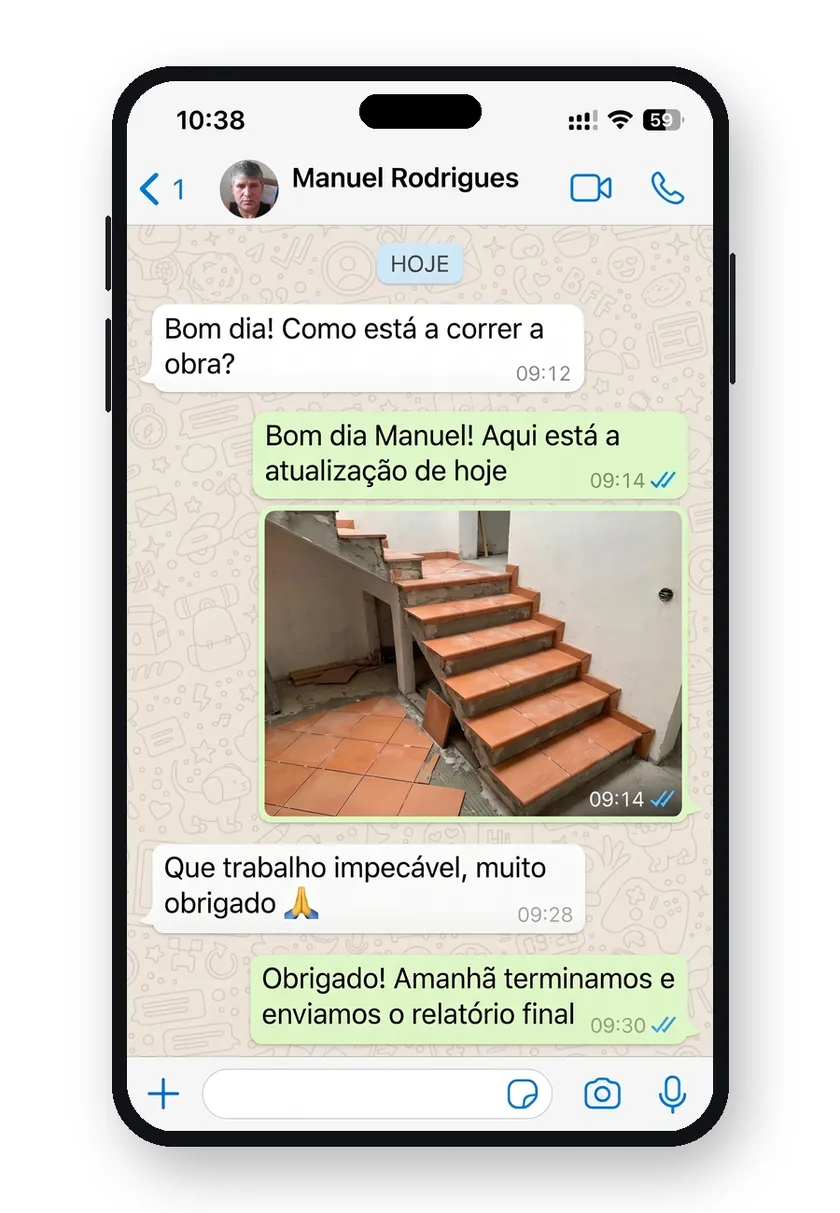 Telemóvel a mostrar conversa de WhatsApp com fotos da obra