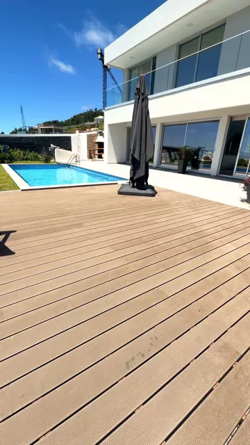 Deck numa moradia com piscina